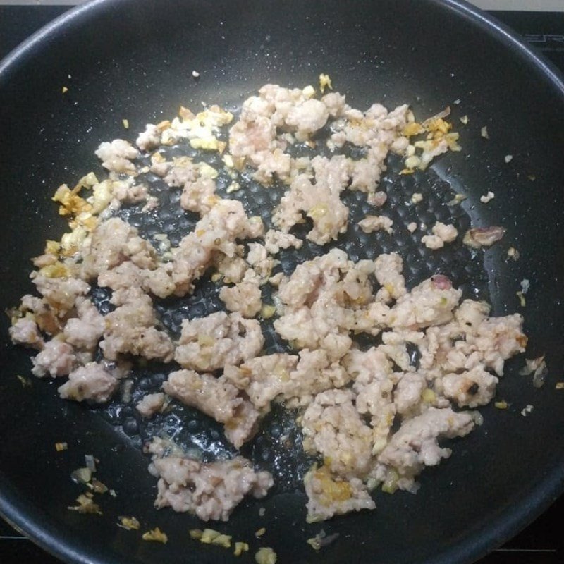 Nhân thịt heo xào chín tới sẵn sàng cho món bánh tráng lụi cuốn