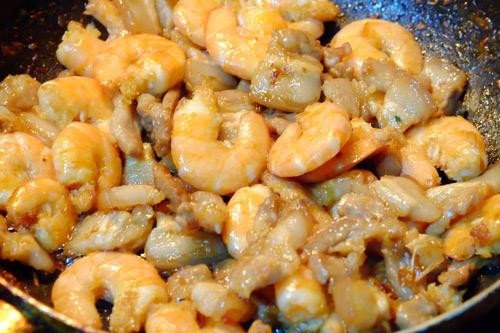 Nhân tôm thịt rang đậm đà cho bánh bột lọc gói lá chuối
