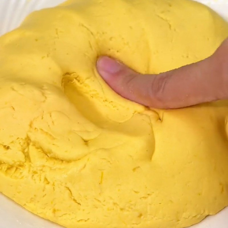 Nhào bột bánh bí đỏ chiên cho dẻo mịn