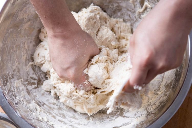 Nhào bột năng dẻo dai để làm vỏ bánh ép Huế truyền thống