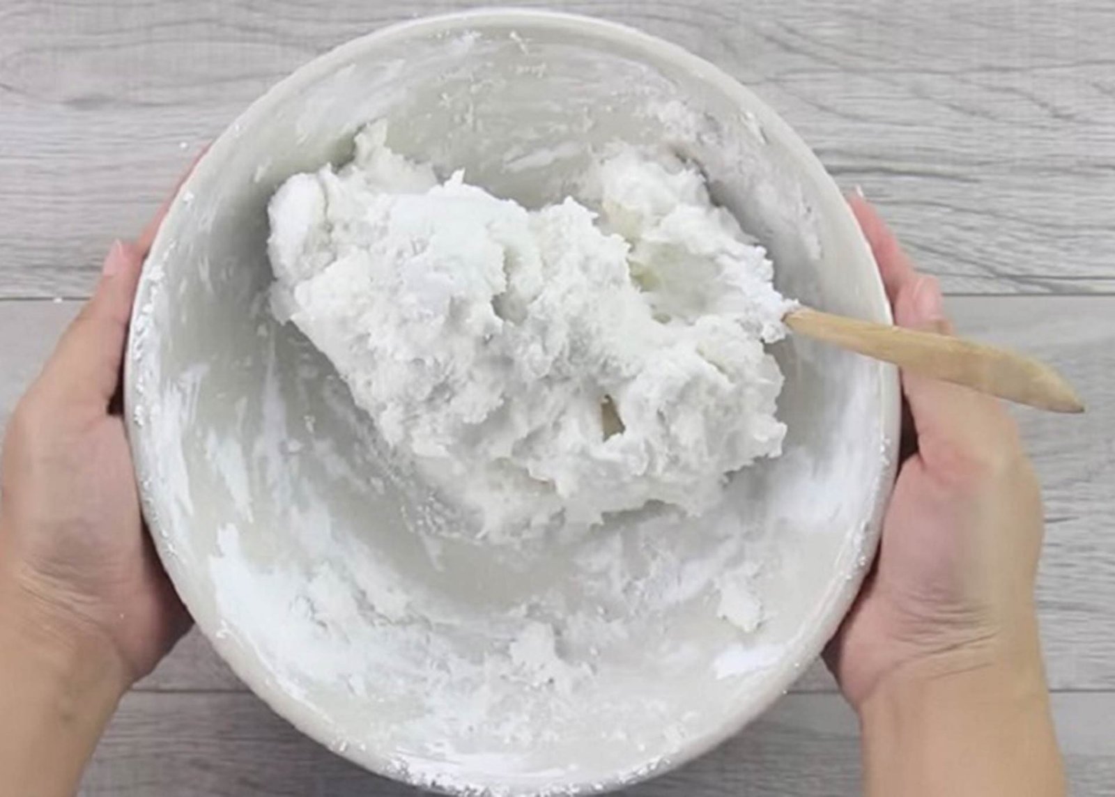 Nhào bột năng làm chè bột lọc dẻo