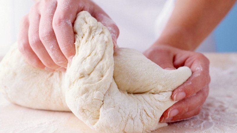 Nhào bột vỏ bánh ngũ cốc là bước quan trọng để xác định bánh bao ngũ cốc bao nhiêu calo và độ dẻo của bánh.