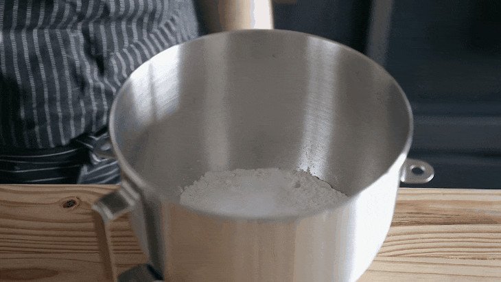 Nhào trộn bột làm vỏ bánh hamburger