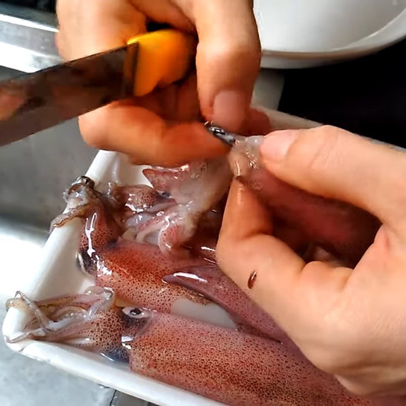 Nhét phần đầu mực vào lại thân sau khi đã làm sạch ruột