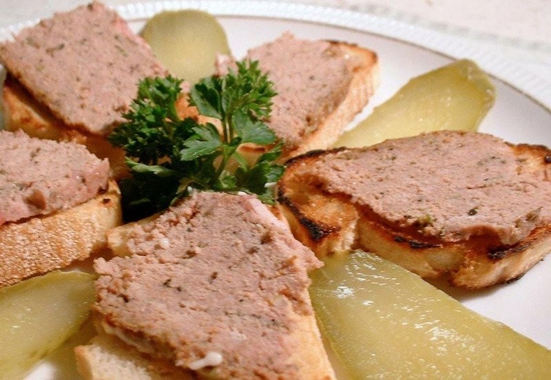 Nhiều chiếc bánh mì với đa dạng nhân, trong đó có bánh mì gà xé