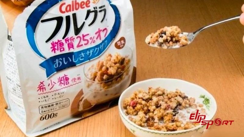 Nhiều gói ngũ cốc Calbee đa dạng loại trên kệ siêu thị