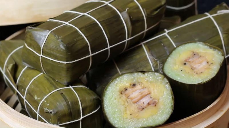 Nhiều khoanh bánh tét xếp chồng lên nhau trên đĩa, minh họa lượng tiêu thụ có thể gây ảnh hưởng đến cân nặng.