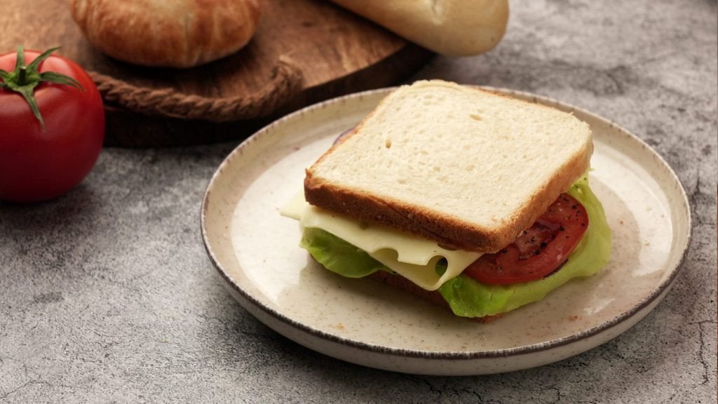 Nhiều loại bánh mì sandwich đa dạng trên bàn