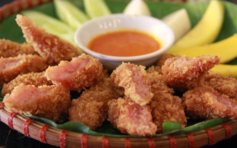 Nhiều nem chua nướng cùng rau sống