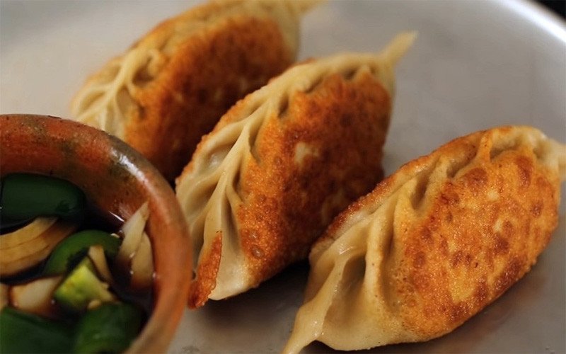 nhiều người thích ăn mandu Bibigo chiên giòn rụm