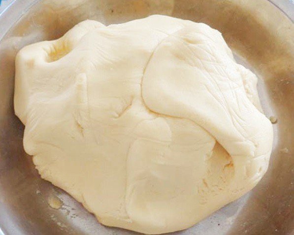 Nhồi bột bánh bèo thành một khối mịn dẻo không dính tay