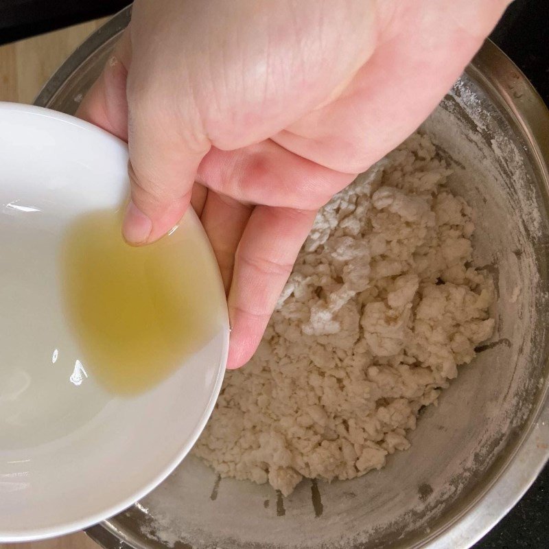 Nhồi bột mì bằng tay trên mặt phẳng