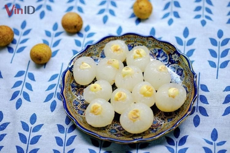 Nhồi hạt sen vào cùi nhãn để nấu chè long nhãn nước dừa