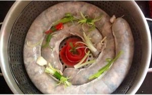 Nhồi hỗn hợp dồi vào lòng heo, tạo nên món dồi thơm ngon cho cháo lòng miền Tây