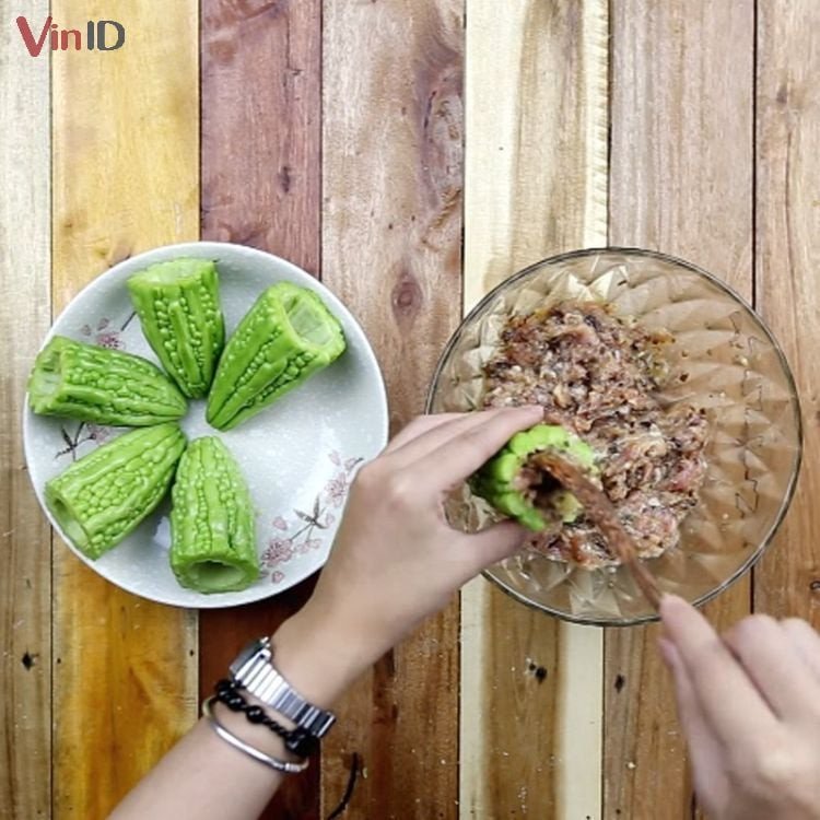 Nhồi nhân thịt vào trái khổ qua