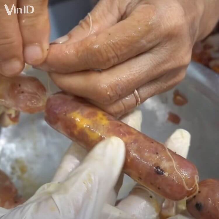 Nhồi nhân vào phần ruột heo, cột thành đoạn dài 10 - 15 cm