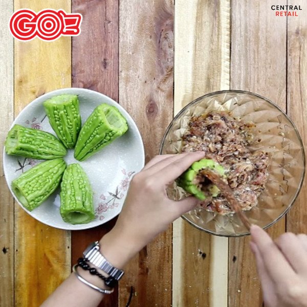 Nhồi thịt vào khổ qua để chuẩn bị nấu canh