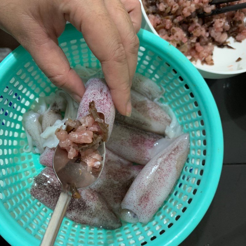 Nhồi thịt vào thân mực