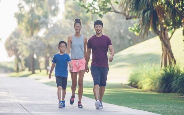 Nhóm người đi bộ tập thể dục buổi sáng ngoài trời