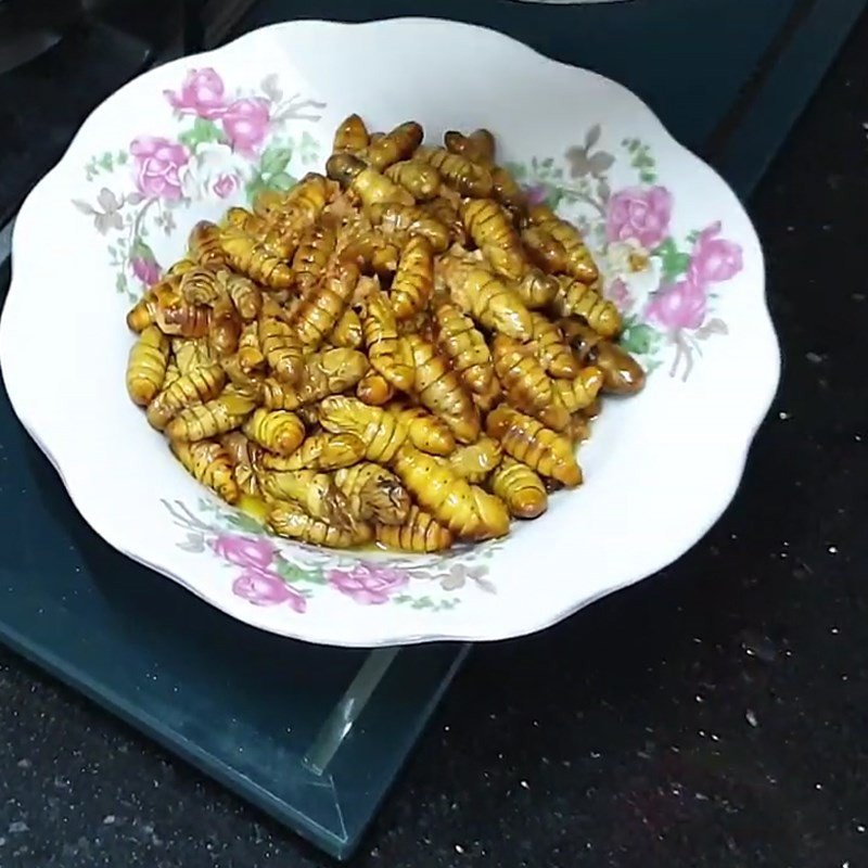 Nhộng xào bơ tỏi béo ngậy