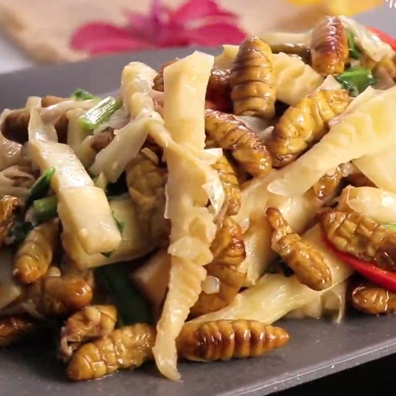 Nhộng xào măng giòn sần sật