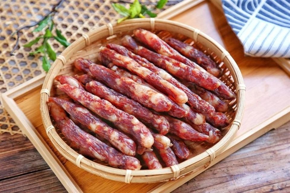 Những cây lạp xưởng đã chế biến, minh họa cho lượng calo trong lạp xưởng sau khi nấu