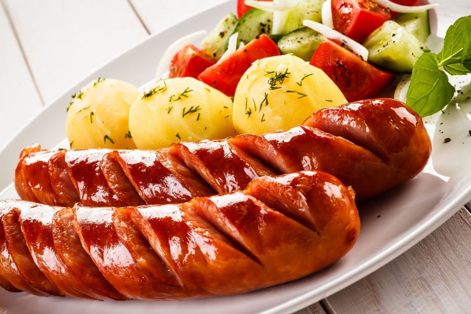 Những cây xúc xích Đức xông khói đang được nướng vàng, cho thấy món ăn ngon nhưng cần biết 1 cây xúc xích nướng bao nhiêu calo.