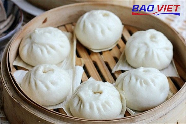 Những chiếc bánh bao chay đã tạo hình được đặt vào xửng hấp, hơi nước bốc lên nghi ngút