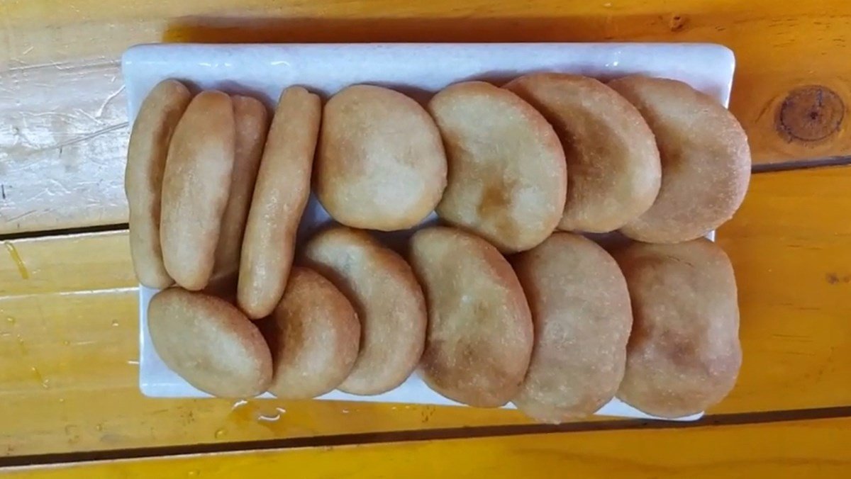 Những chiếc bánh bột nếp chiên vàng ruộm hấp dẫn mới ra lò