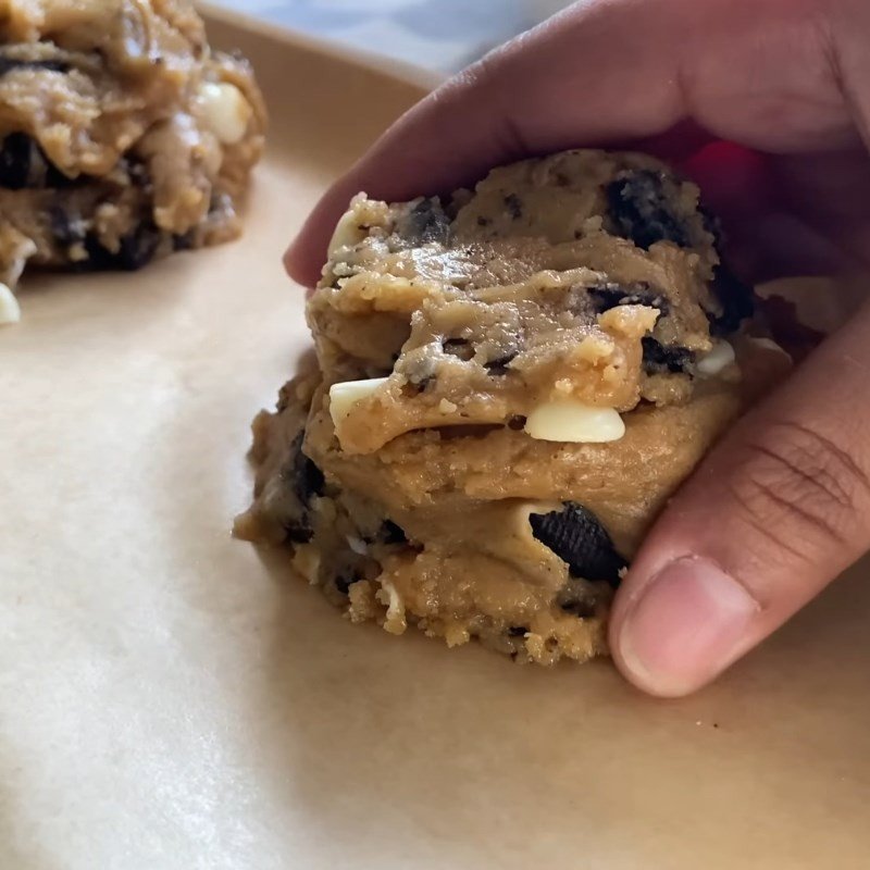 Những chiếc bánh cookie mềm dẻo đang nướng trên khay