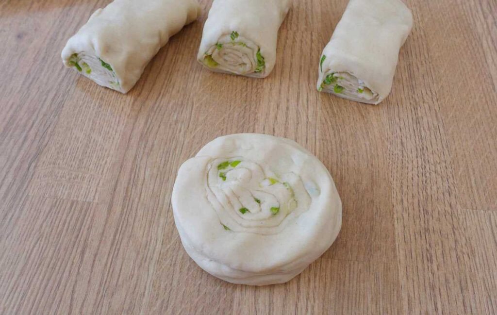 Những chiếc bánh hành chiên đã được tạo hình tròn, sẵn sàng cho vào chảo.