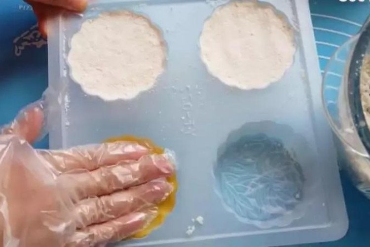 Những chiếc bánh in đã được ép khuôn và sẵn sàng thưởng thức, thành phẩm cuối cùng với lượng calo đã được cân nhắc.