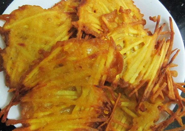 Những chiếc bánh khoai chiên vàng giòn thơm ngon vừa được vớt ra