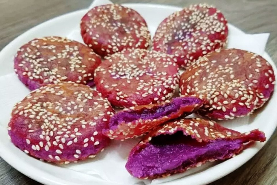 Những chiếc bánh khoai lang chiên phồng vàng óng ả và hấp dẫn