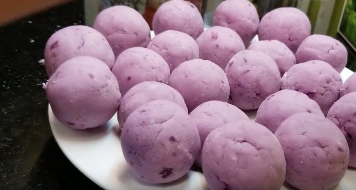 Những chiếc bánh khoai môn Lệ Phố đã nặn xong, tròn đều đẹp mắt