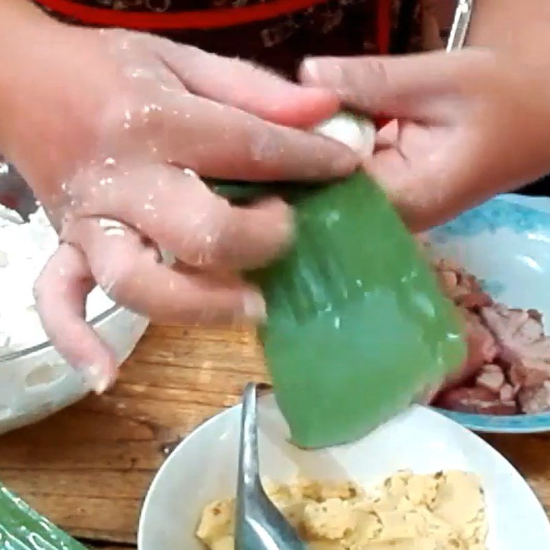 Những chiếc bánh sắn đã được bọc lá chuối, sẵn sàng cho công đoạn hấp