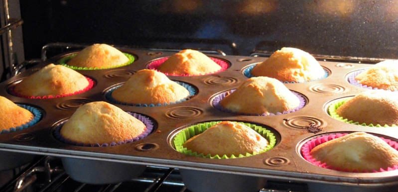 Những chiếc bánh trứng nướng vàng óng, hấp dẫn vừa ra lò.