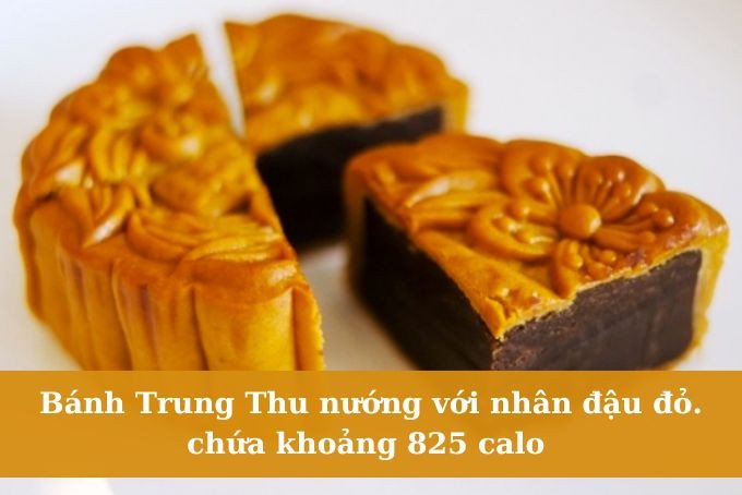 Những chiếc bánh trung thu đa dạng hương vị trên bàn gỗ