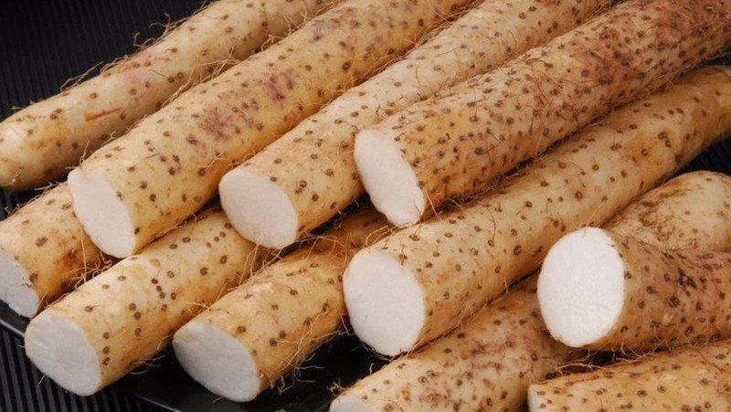 Những củ khoai từ nguyên vẹn với vỏ màu nâu đặc trưng.