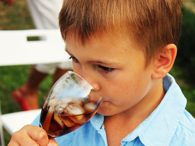 Những hệ lụy về sức khỏe khi lạm dụng nước ngọt có ga như Coca
