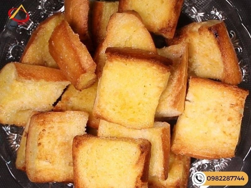 Những lát bánh mì nướng bơ đường vàng ươm, giòn rụm vừa ra lò, tỏa hương thơm lừng