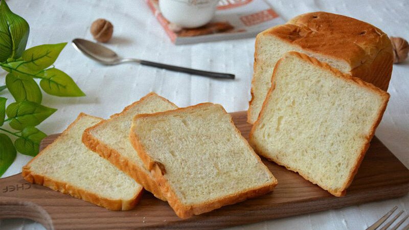 Những lát bánh mì sandwich khô xếp chồng, tiện lợi cho bữa sáng.