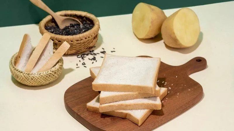 Những lát bánh sandwich khoai tây gạo lứt giòn tan trên đĩa, minh họa món ăn nhẹ bổ dưỡng và kiểm soát calo.
