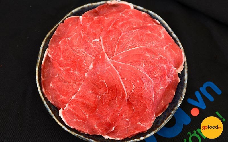 Những lát bắp bò tươi ngon, thái mỏng sẵn sàng cho món bò nhúng ớt