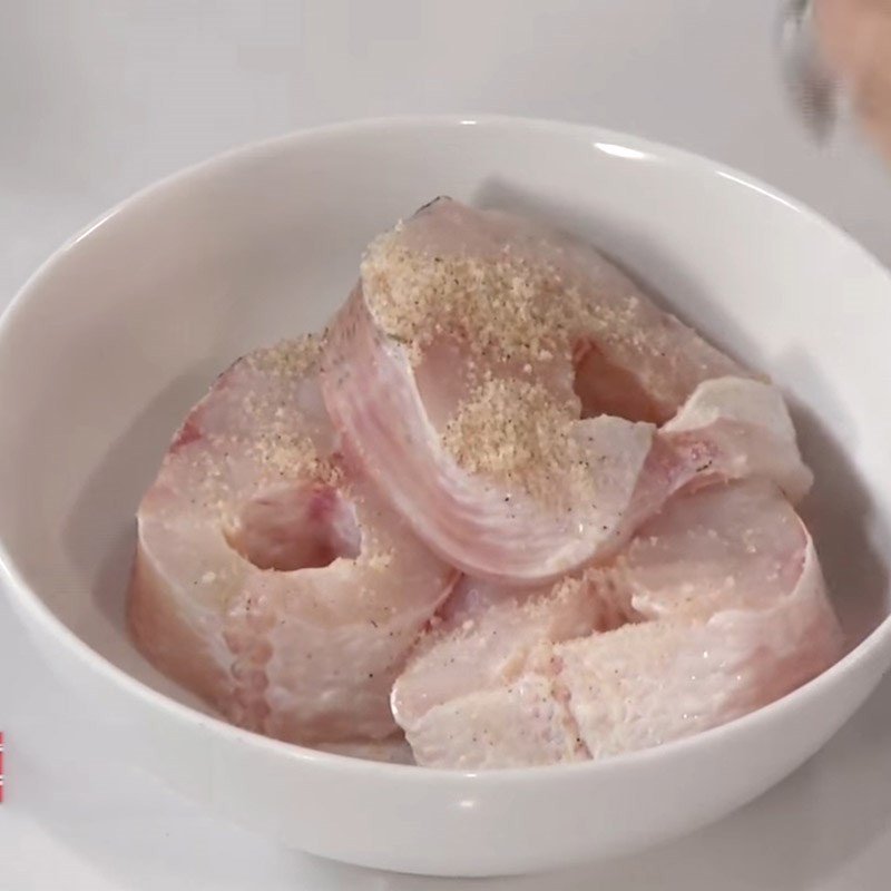 Những lát cá chuối đã ướp sẵn sàng để chiên