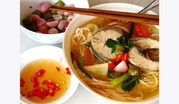 Những lát cá ngừ chiên vàng đều hai mặt, thơm lừng chuẩn bị cho món bún cá ngừ.