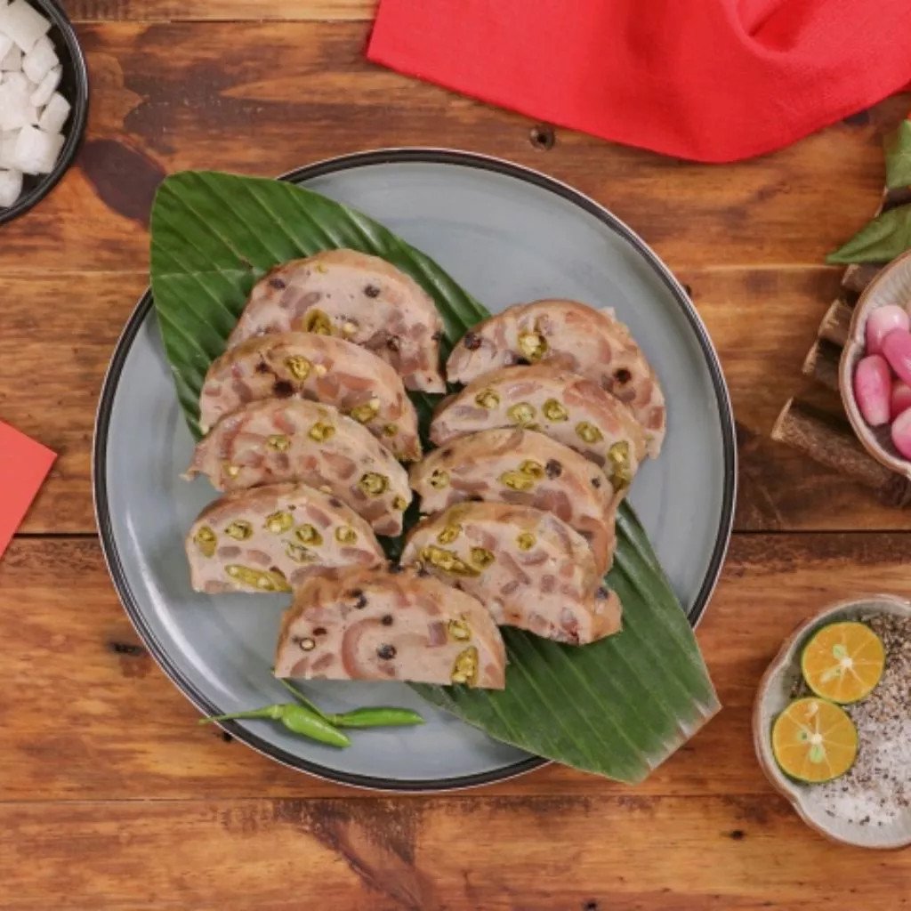 Những lát chả lụa ớt xiêm xanh chiên vàng giòn, hấp dẫn cho bữa ăn.