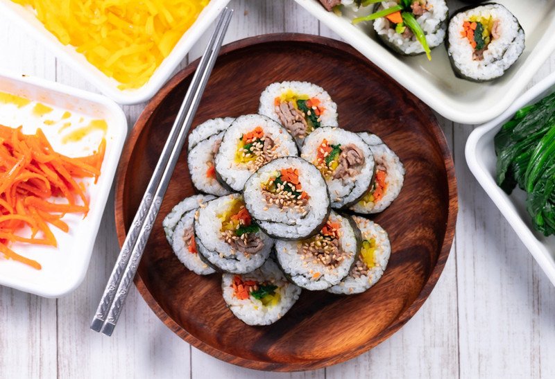 Những lát kim bắp cuộn chặt đẹp mắt trên đĩa