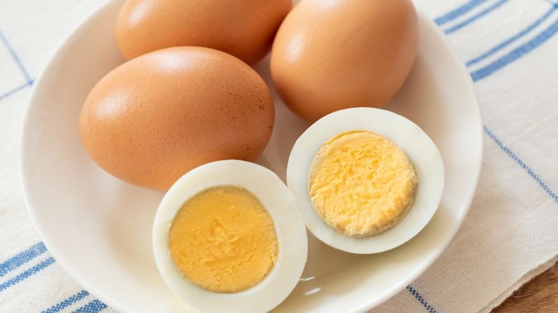 Những lưu ý quan trọng khi tiêu thụ trứng luộc để kiểm soát calo và cân nặng