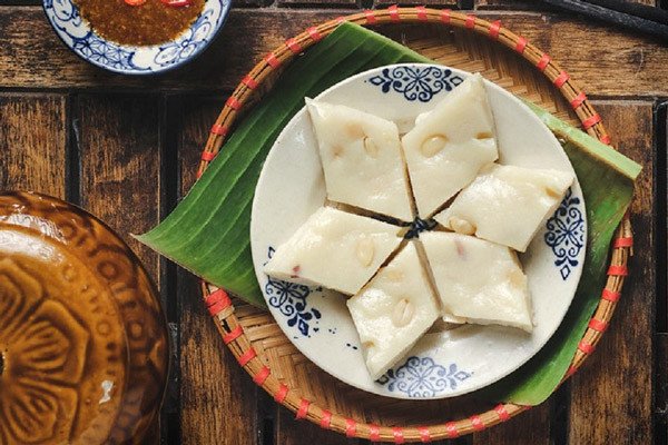 Những miếng bánh đúc lạc trắng ngần chấm cùng bát mắm tôm pha chua ngọt, sẵn sàng để thưởng thức.
